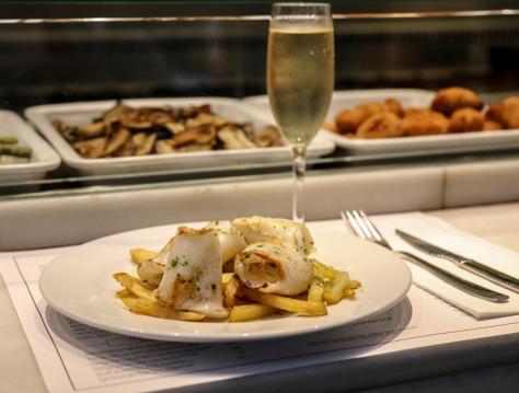 Kiosko Universal, Mercat de la Boqueria, Barcelona, restaurantes, cocina de mercado, tapas, pescado, marisco, plancha, capipota, huevos fritos 