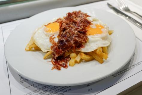 Kiosko Universal, Mercat de la Boqueria, Barcelona, restaurantes, cocina de mercado, tapas, pescado, marisco, plancha, capipota, huevos fritos 