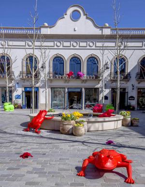 Cracking Art La Roca Village