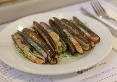 Kiosko Universal, Mercat de la Boqueria, Barcelona, restaurantes, cocina de mercado, tapas, pescado, marisco, plancha, capipota, huevos fritos 